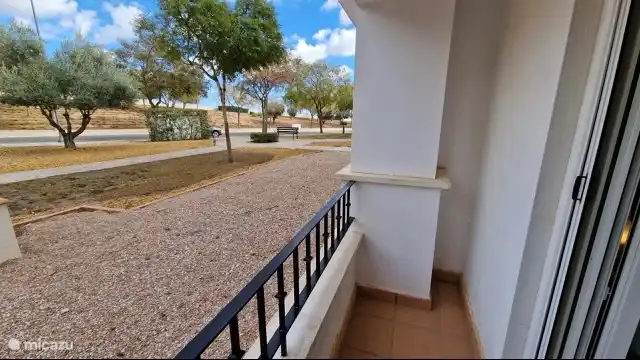 Vista de la terraza al frente del apartamento.