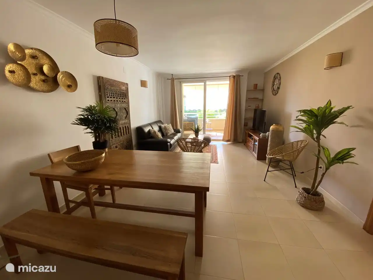 Vue du living vers la terrasse