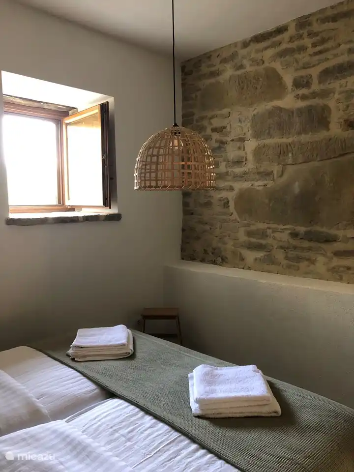 Schlafzimmer 2 mit alter Mauer.