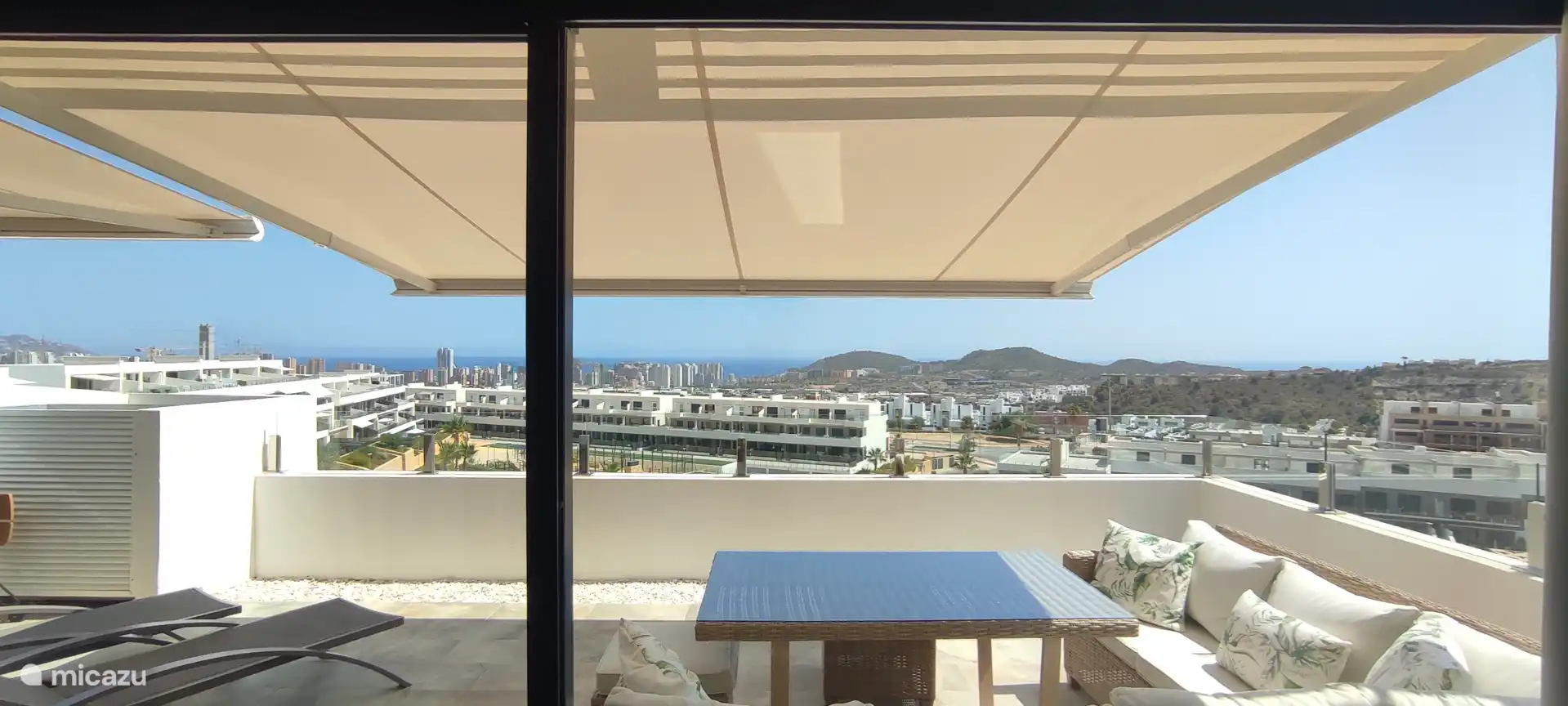 Terrasse avec chaise longue et auvents