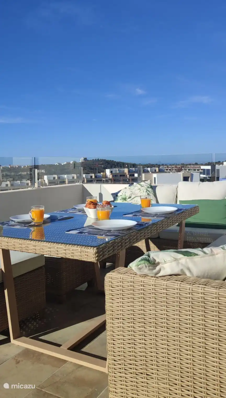 Vue depuis la terrasse avec chaise longue