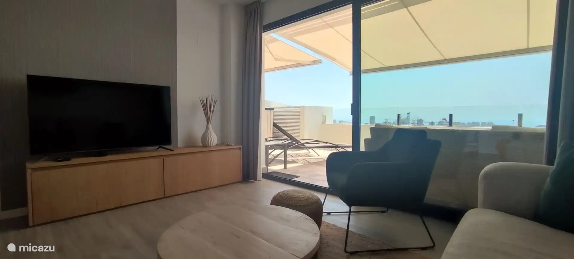 Salon confortable avec vue sur les toits