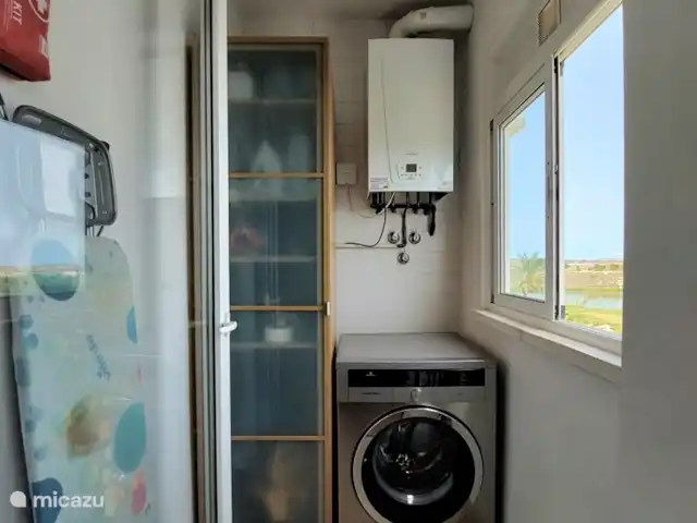 La Casa Mima huren in Spanje, Costa Cálida, Sucina - penthouse Bijkeuken met wasmachine, strijkijzer, strijkplank, wasrek.