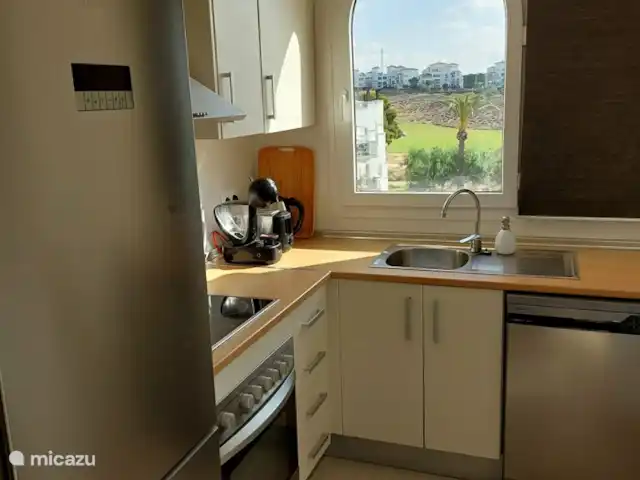 La Casa Mima huren in Spanje, Costa Cálida, Sucina - penthouse Met dit uitzicht is zelfs afwassen een feest in deze vol ingerichte keuken, een vaatwasser is natuurlijk ook aanwezig