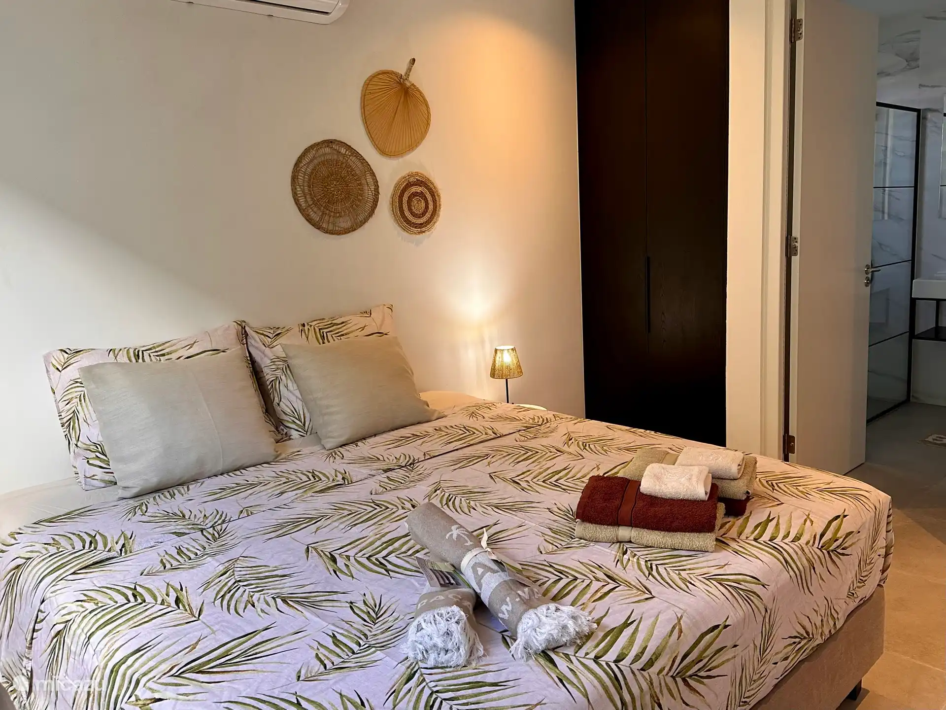 Master slaapkamer met aangrenzend badkamer