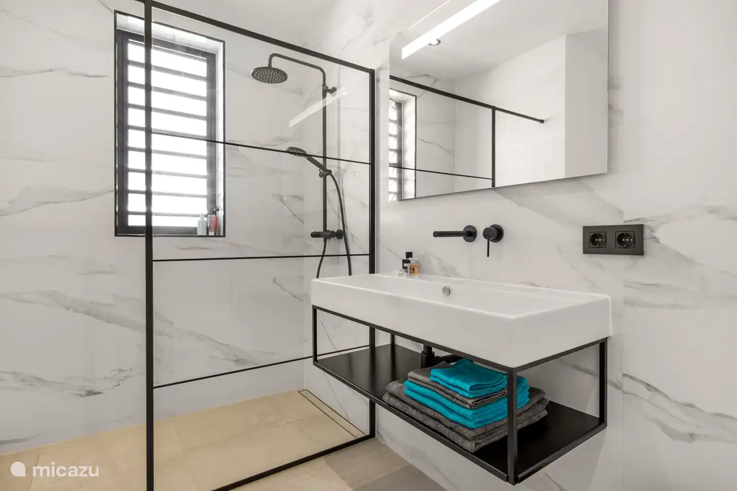 Luxe badkamer aan de master bedroom.