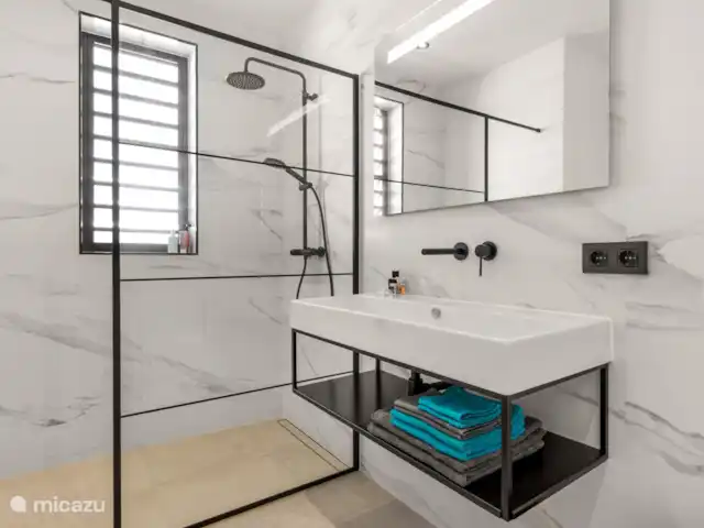 Appartement Rileks | Curaçao, Banda Ariba (est), Jan Thiel - appartement Salle de bain luxueuse à la chambre principale.