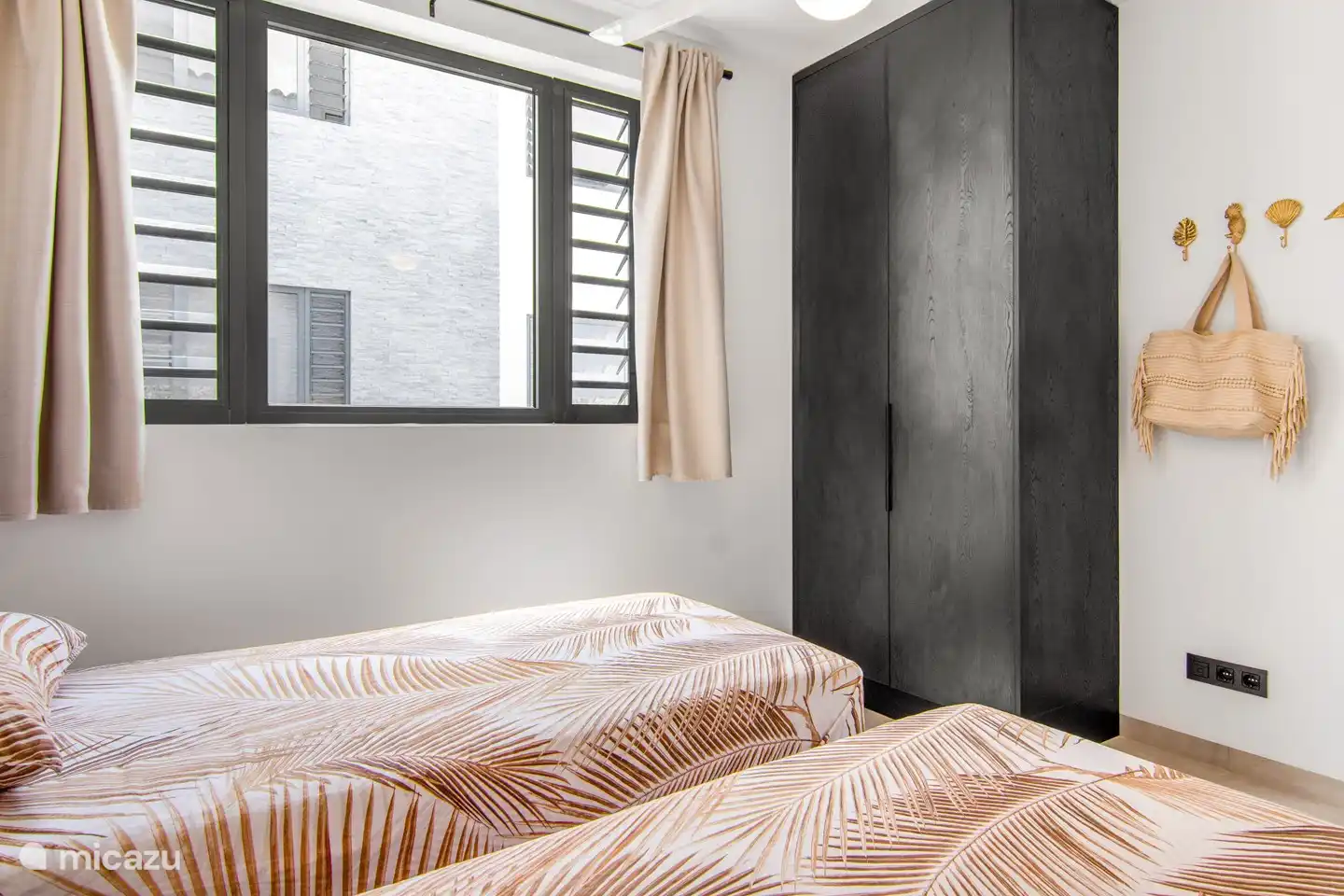 Slaapkamer met ruime kast.