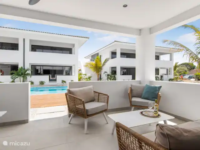 Appartement Rileks | Curaçao, Banda Ariba (est), Jan Thiel - appartement Salon aménagé sur la terrasse couverte.