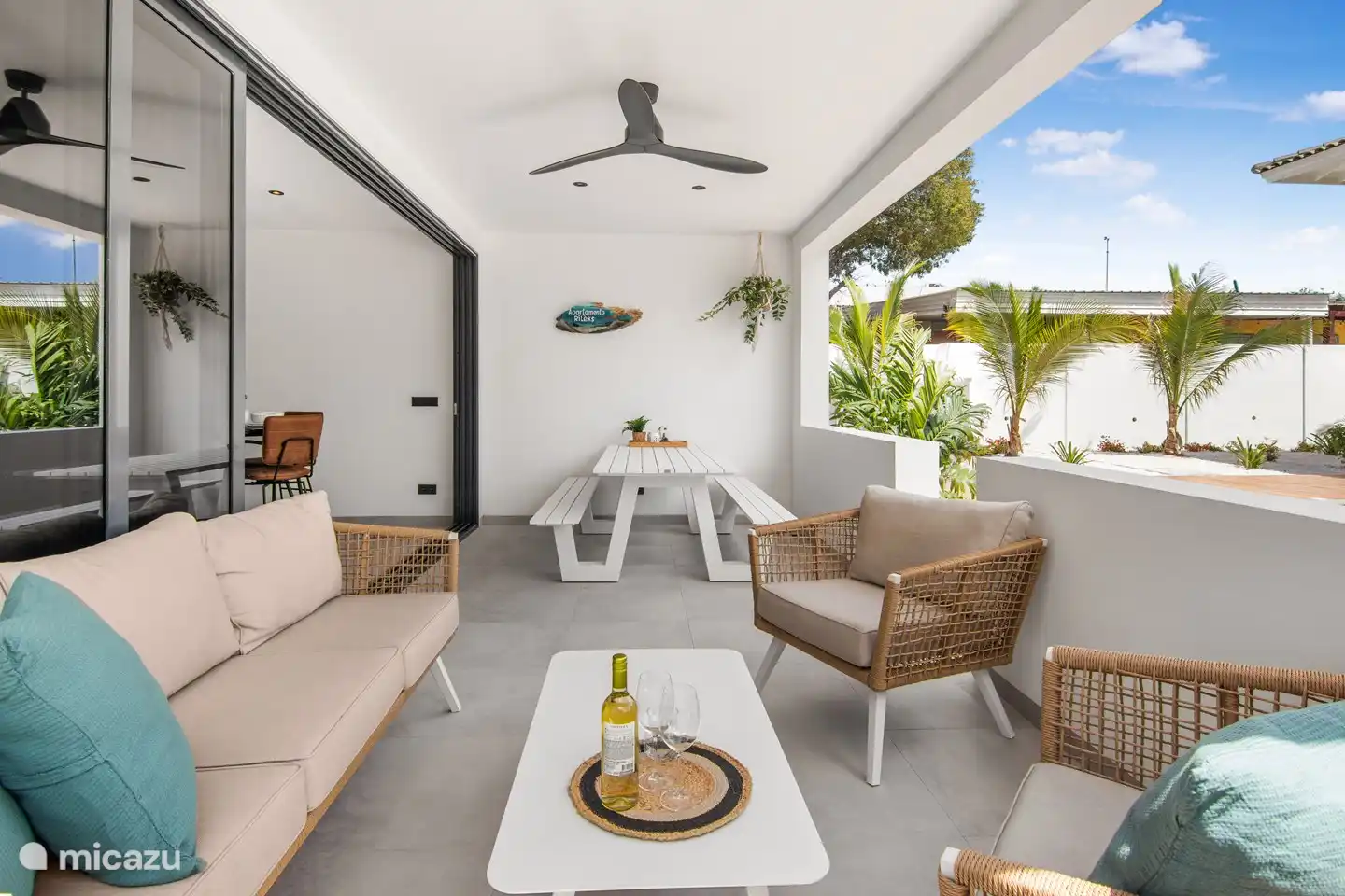 Genieten op het overdekte terras.