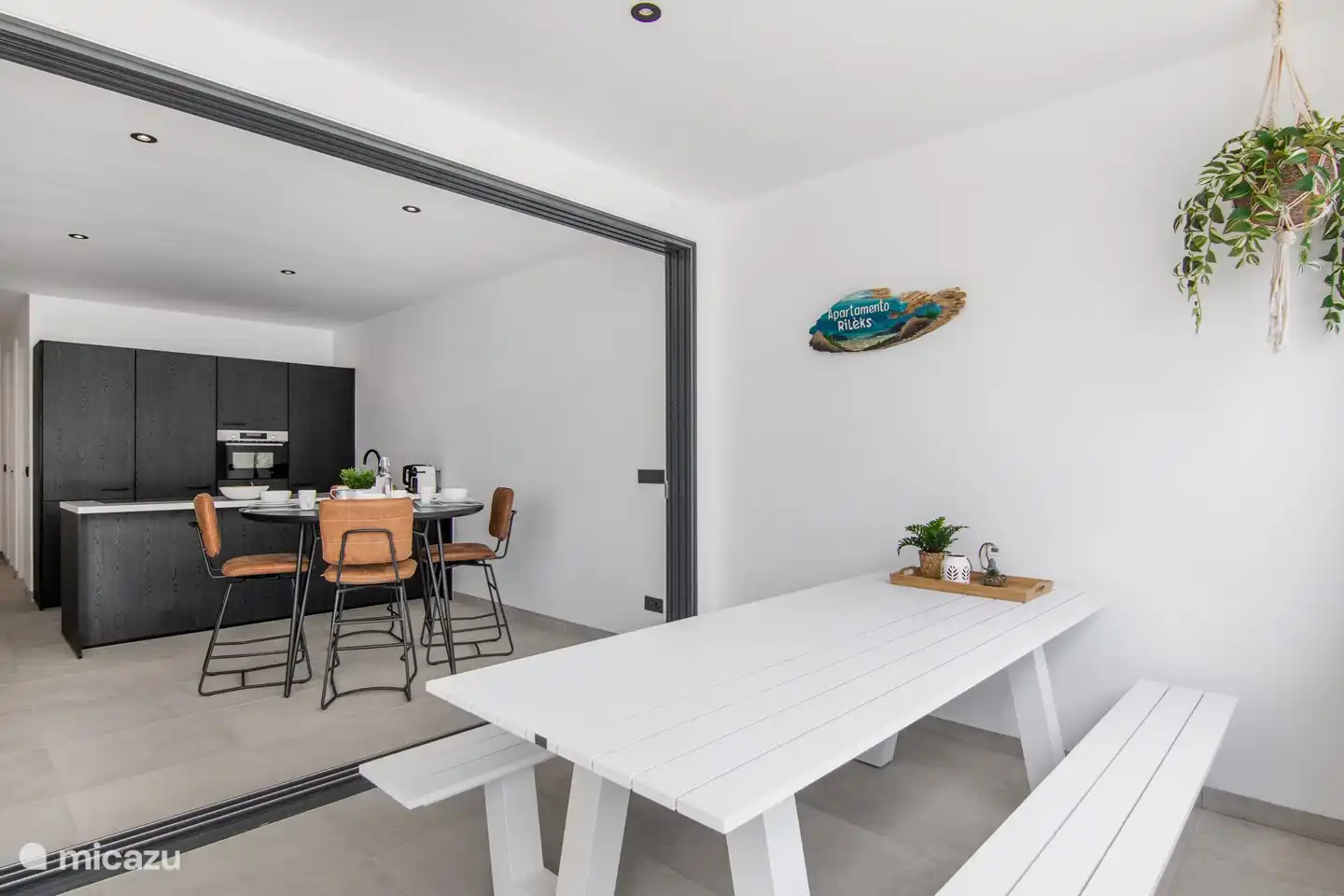 Fijne zithoek op het overdekte terras.