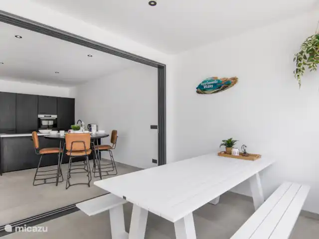 Appartement Rileks | Curaçao, Banda Ariba (est), Jan Thiel - appartement Beau coin salon sur la terrasse couverte.
