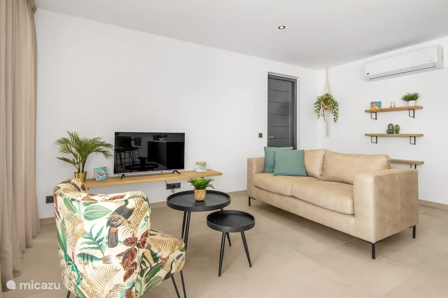 Gezellige zithoek met televisie.