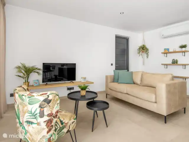 Appartement Rileks | Curaçao, Banda Ariba (est), Jan Thiel - appartement Coin salon cosy avec télévision.
