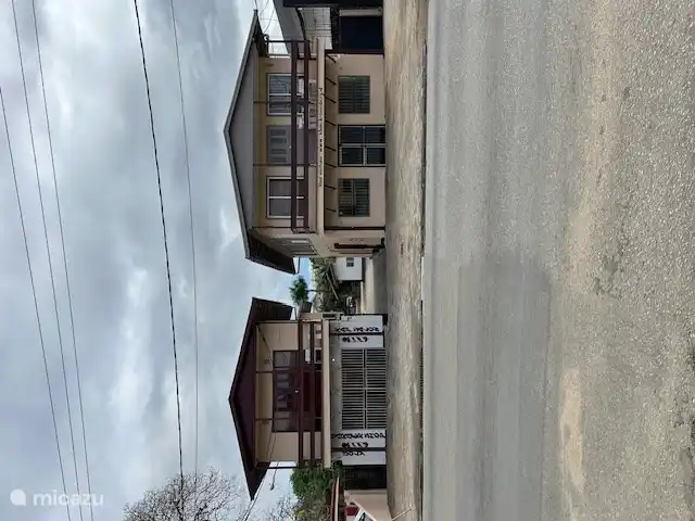 Entrance to the site from the street side. The Bakkershuisje is the white house that you see between the two buildings.
