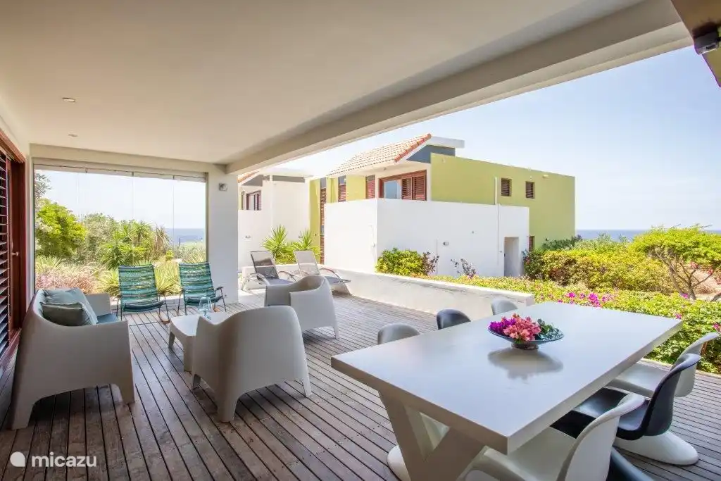 Mobilier d'extérieur confortable pour une assise agréable à l'ombre.