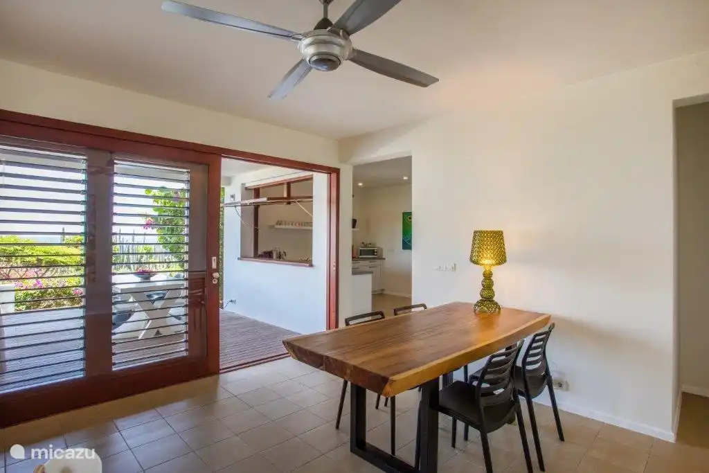 Entrée depuis le porche vers l'intérieur et coin repas à l'intérieur.