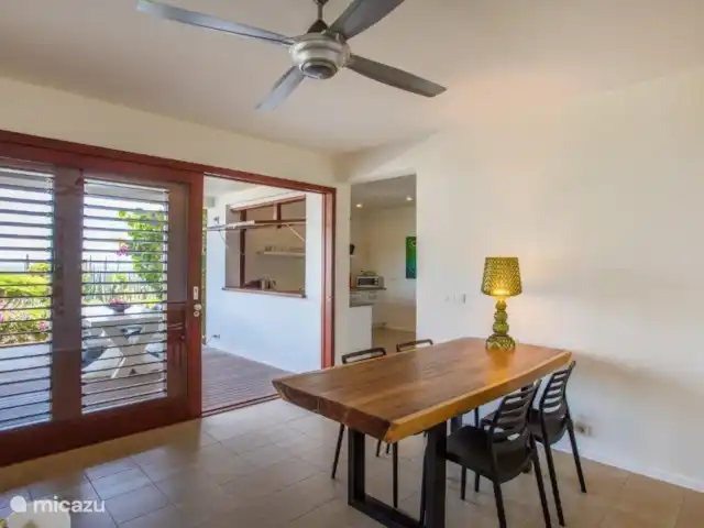Boca Gentil | appartement côté baie 6 | Curaçao, Banda Ariba (est), Vista Royal - appartement Entrée depuis le porche vers l'intérieur et coin repas à l'intérieur.