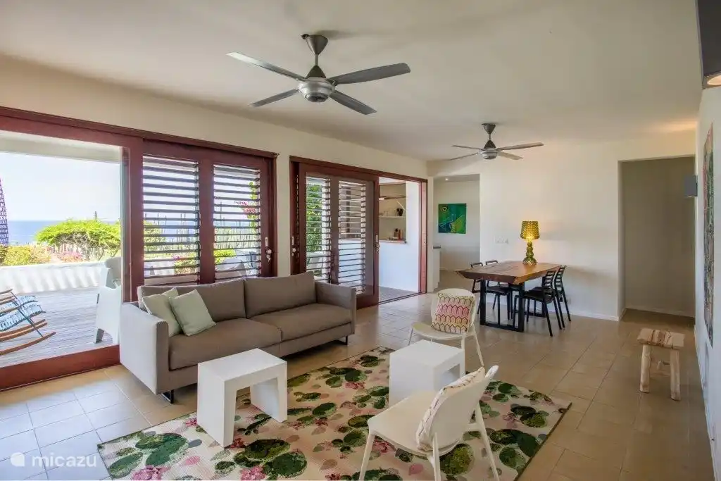 Salon spacieux à l'intérieur.