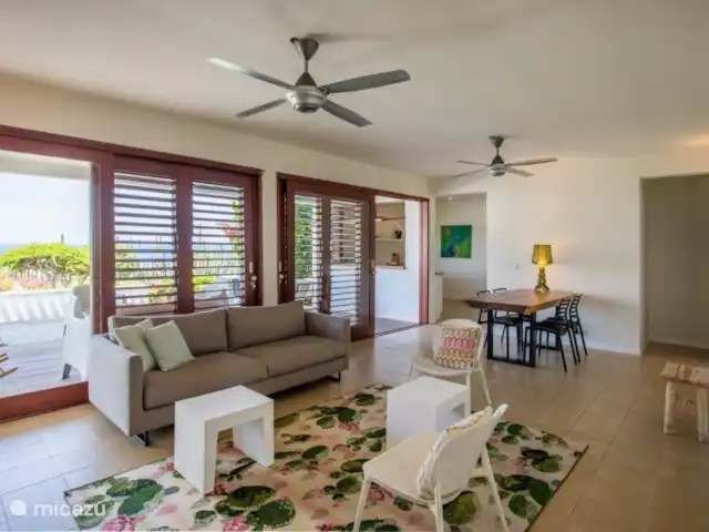 Boca Gentil | appartement côté baie 6 | Curaçao, Banda Ariba (est), Vista Royal - appartement Salon spacieux à l'intérieur.