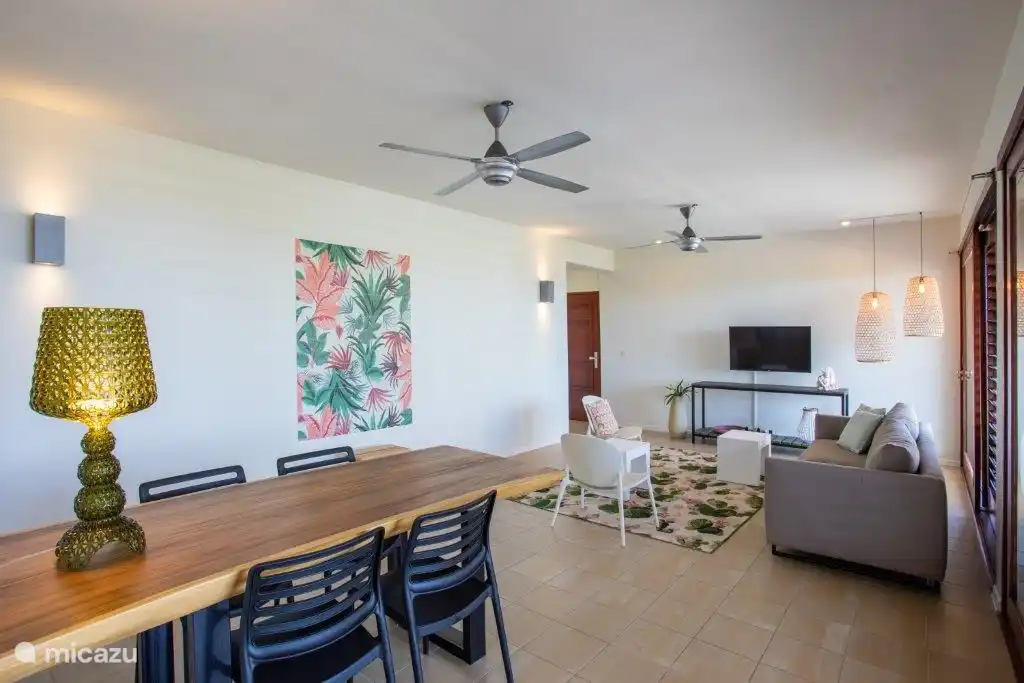 Salon spacieux à l'intérieur.