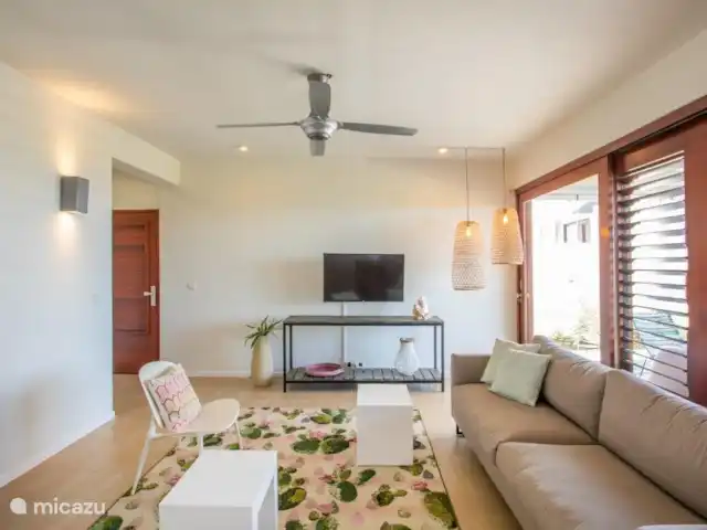 Boca Gentil | appartement côté baie 6 | Curaçao, Banda Ariba (est), Vista Royal - appartement Salon spacieux à l'intérieur avec porte d'entrée à gauche.