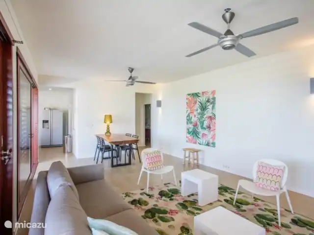 Boca Gentil | appartement côté baie 6 | Curaçao, Banda Ariba (est), Vista Royal - appartement Salon intérieur spacieux et couloir menant aux chambres.