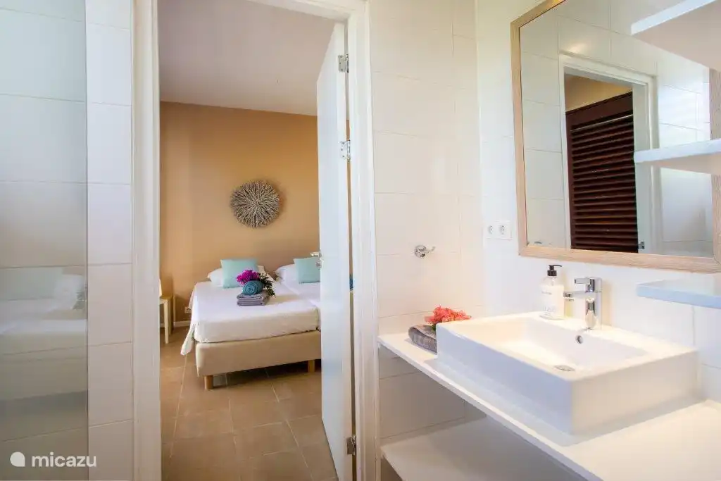 Chambre 1 avec salle de bain privée