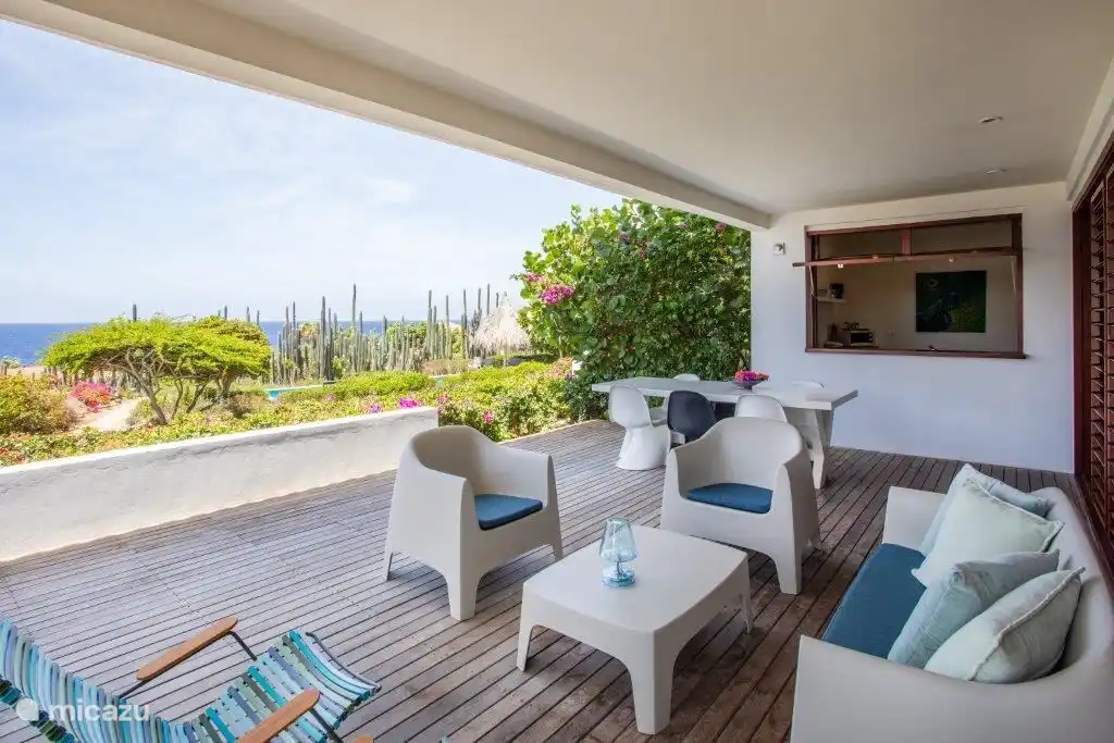 Porche couvert avec vue sur l'océan.