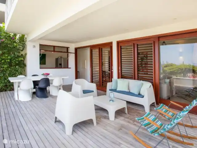 Boca Gentil | appartement côté baie 6 | Curaçao, Banda Ariba (est), Vista Royal - appartement Mobilier d'extérieur confortable pour une assise agréable à l'ombre et passe-plat vers la cuisine.