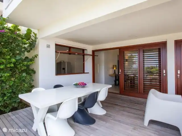 Boca Gentil | appartement côté baie 6 | Curaçao, Banda Ariba (est), Vista Royal - appartement Coin repas extérieur et trappe vers la cuisine.