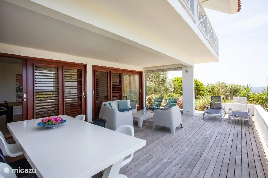 Mobilier d'extérieur confortable pour une assise agréable à l'ombre.