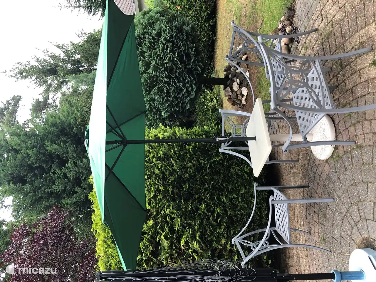 Eén van de kleine buitenterrassen, geschikt voor onder andere ontbijt.