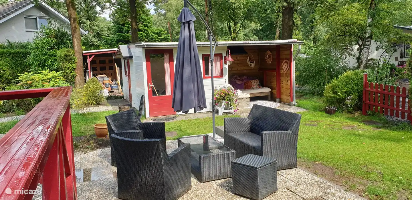 En dan zijn er nog een aantal kleinere schuurtjes, omgebouwd tot ateliertje en wat wij onze Ibiza Pergola noemen, waar je ook als het weer niet meewerkt, heerlijk buiten kunt zitten.