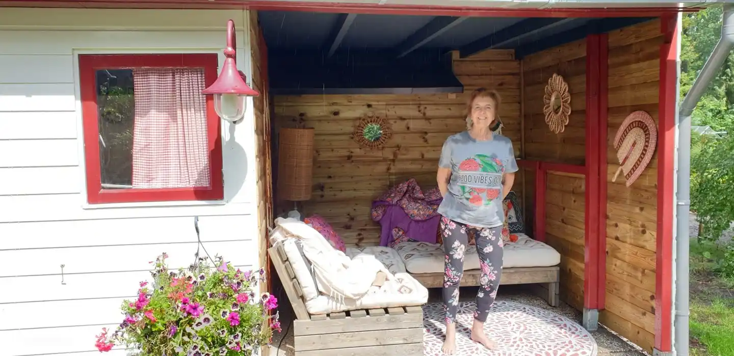 Ja, dit ben ik, Antoinetta Vogels toen we de Ibiza Pergola voor het eerst afmaakten. Perfect om rond te hangen met een boek, een sigaretje, want je kunt hier roken als je daarvoor kiest, mediteren of een goed gesprek voeren. Zelfs een luchtige zou niet misstaan.