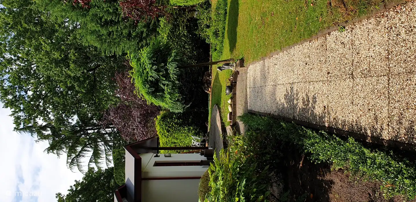Deze foto geeft u een duidelijk beeld van de directe omgeving van de woning.