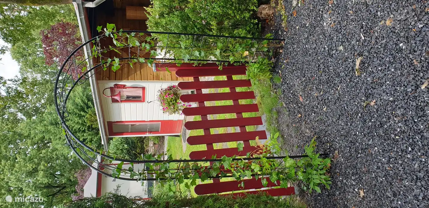 Dit kleine hekje is meer symbolisch dan gebruikt als ingang. Meestal komen we het huis binnen met boodschappen en dergelijke, vanuit de carport waar we onze auto parkeren en beschermen tegen de tekenen en symptomen van de aanwezigheid van de vele vogels en eekhoorns.