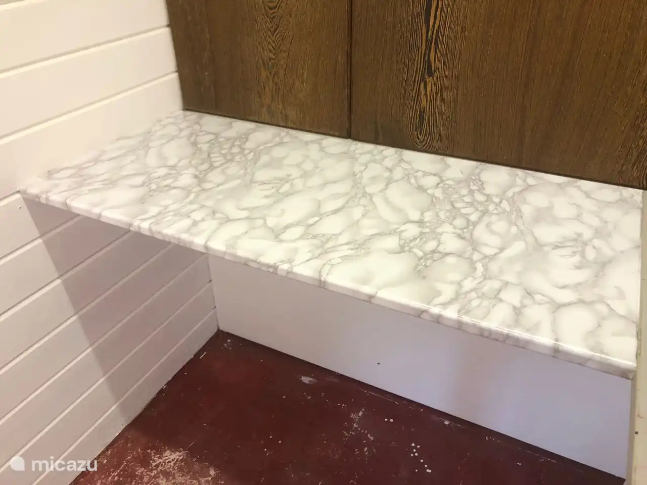 De studio is een geïsoleerde werkplek, waar internet nog actief is. Je vindt het in een van de kleine schuurtjes.