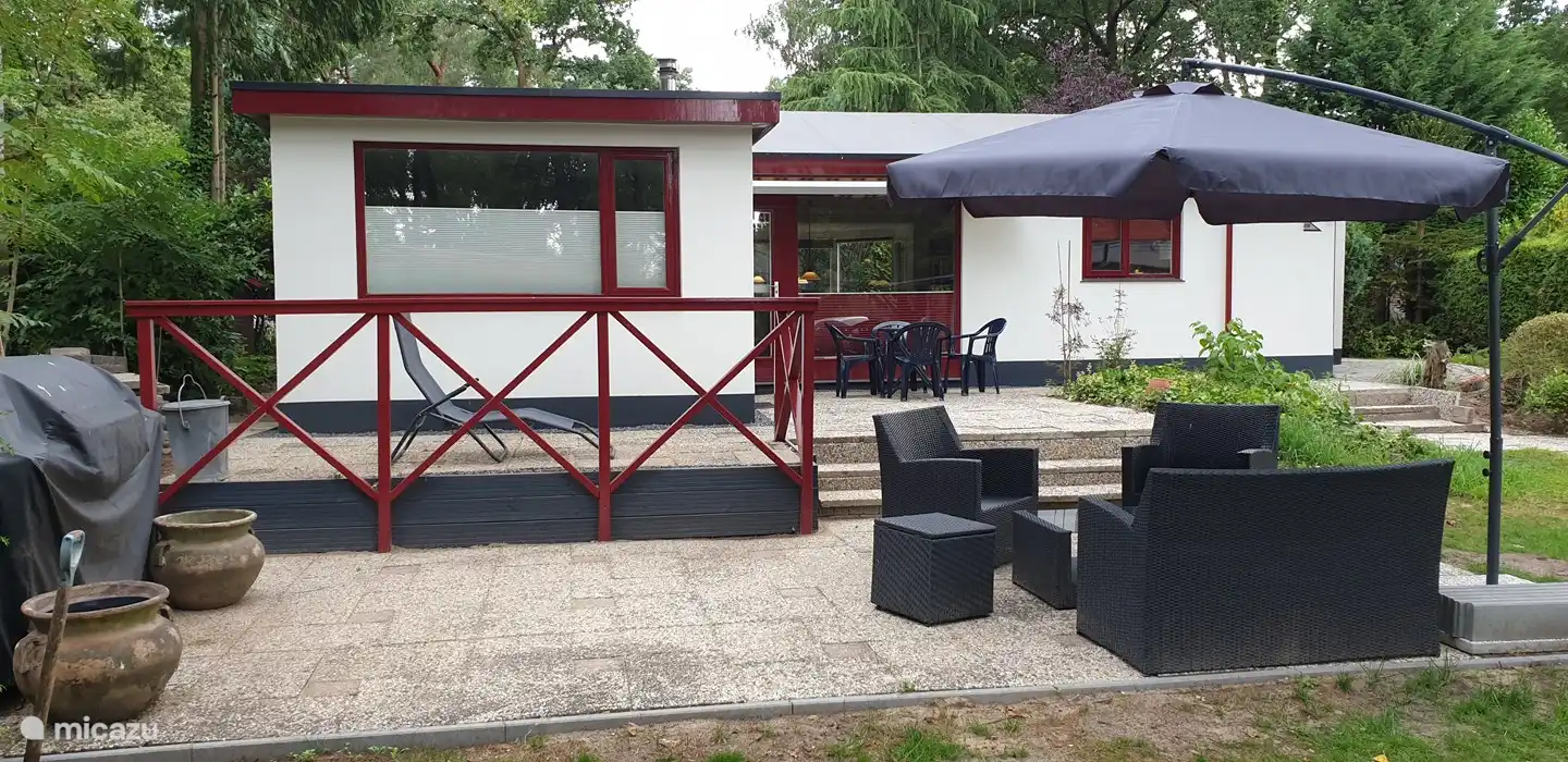 Afhankelijk van de gelegenheid kunt u op meerdere terrassen voor of achter de woning zitten of liggen.