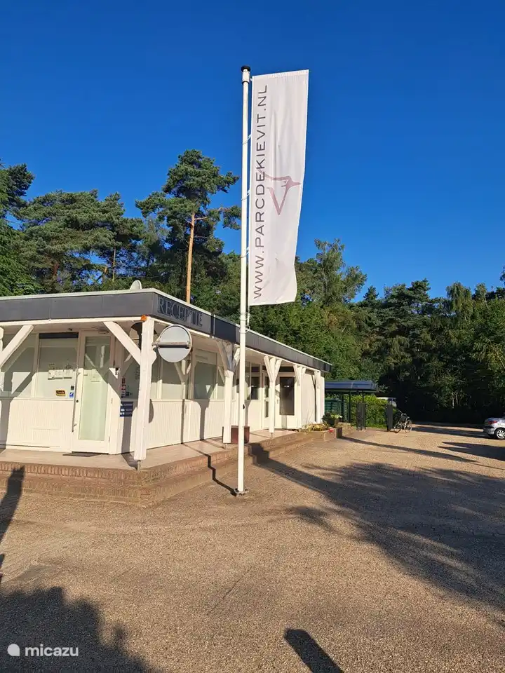 Toegang tot Parc de Kievit, waar u uw auto (gratis) kunt parkeren als u of uw gast deze niet helemaal tot aan de woning wilt brengen.