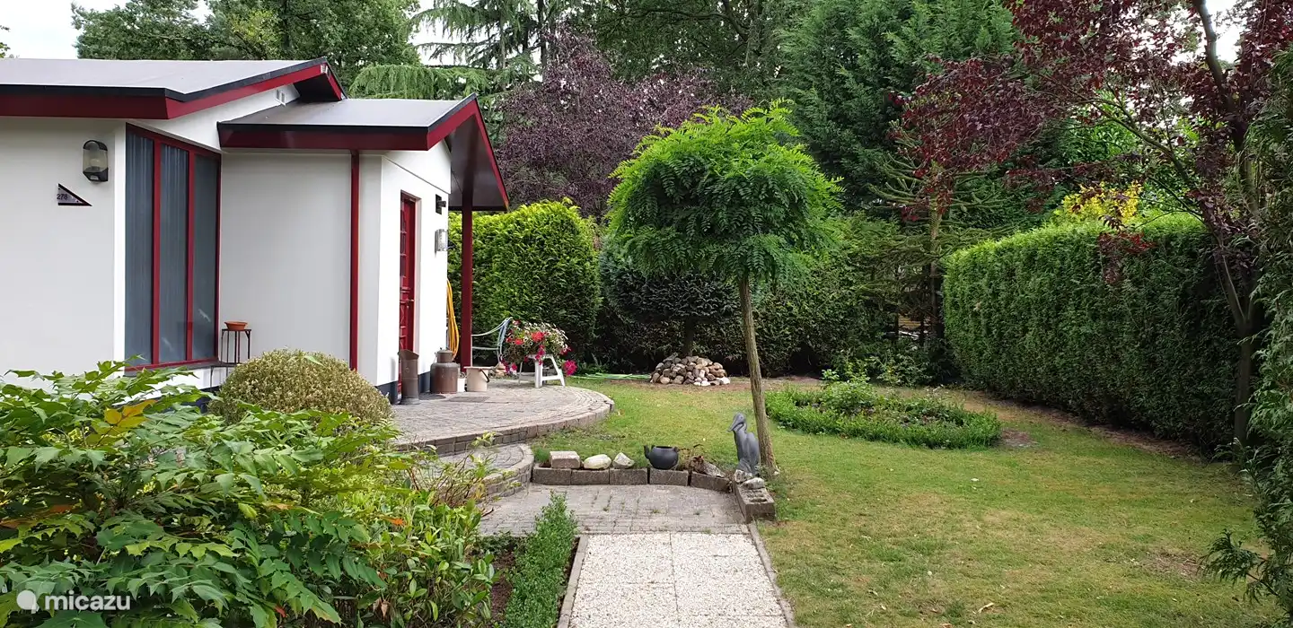 Het huis is omgeven door weelderig groen, geschikt voor zowel tweepotige als vierpotige wezens.