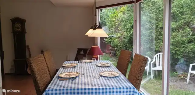 De eettafel is groot genoeg voor 6 personen en dat is ook wat u nodig heeft voor een goed diner. Kopjes, borden, glazen in ouderwetse stijl zijn voor dagelijks gebruik in de grote houten kast, vol met interessant serviesgoed.