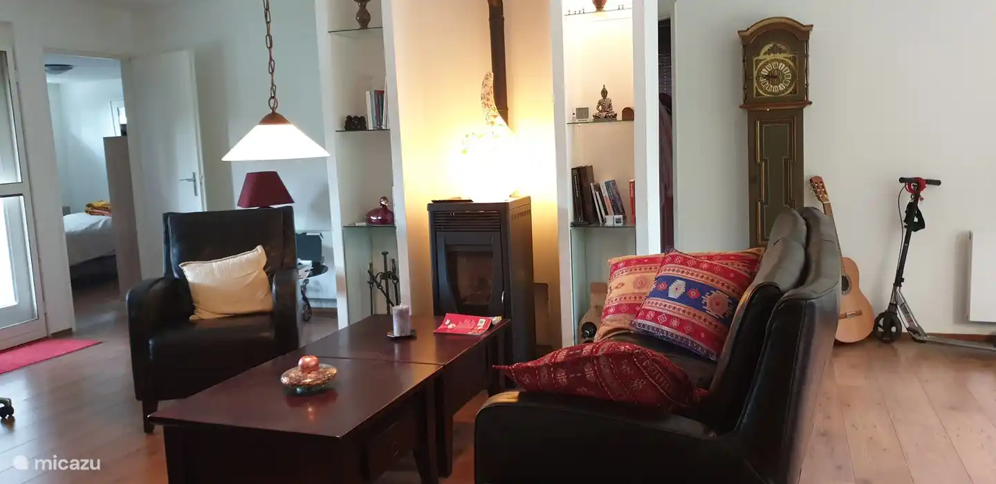 Gezellige verlichting is een specialiteit van een Nederlands huishouden. De lampen zijn neerklapbaar en geschikt voor zowel lezen als sfeeraccenten. Verwarming is centraal, maar kan worden versterkt door onze pelletkachel.