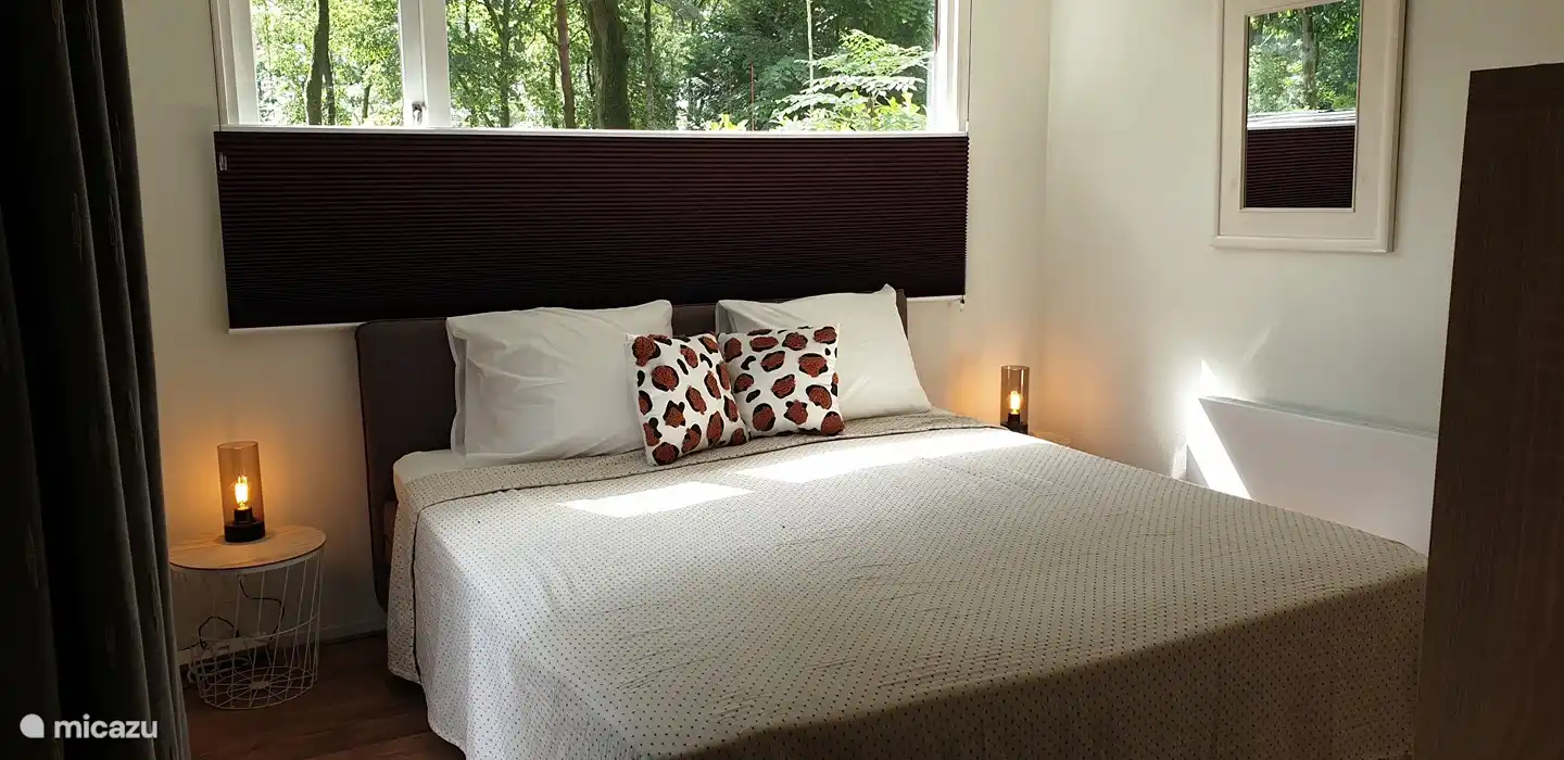 Hoofdslaapkamer
Voor koudere nachten zijn er extra kussens en een extra winterdekbed aanwezig.