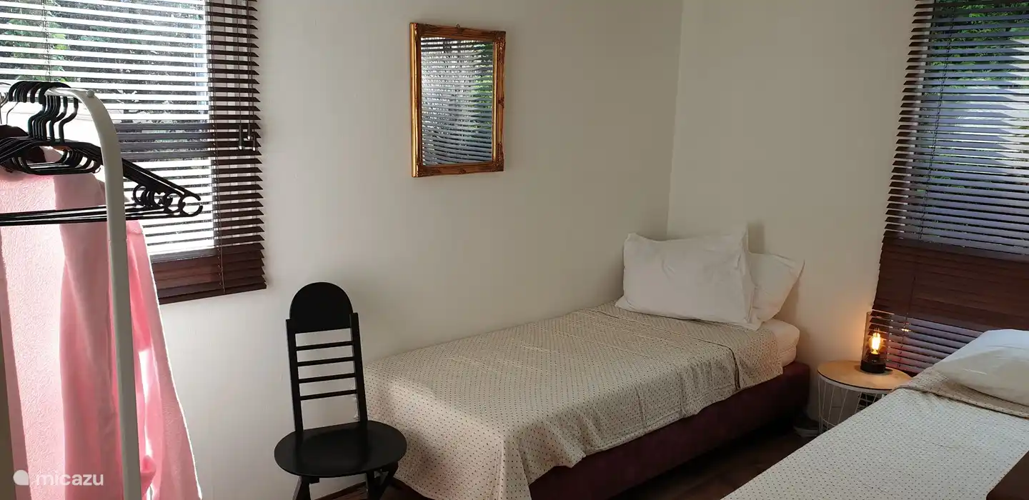 De tweede slaapkamer, voor de kinderen, of voor een ander stel. De bedden zijn twee eenpersoonsbedden, maar kunnen eenvoudig worden omgebouwd tot een tweepersoonsbed.