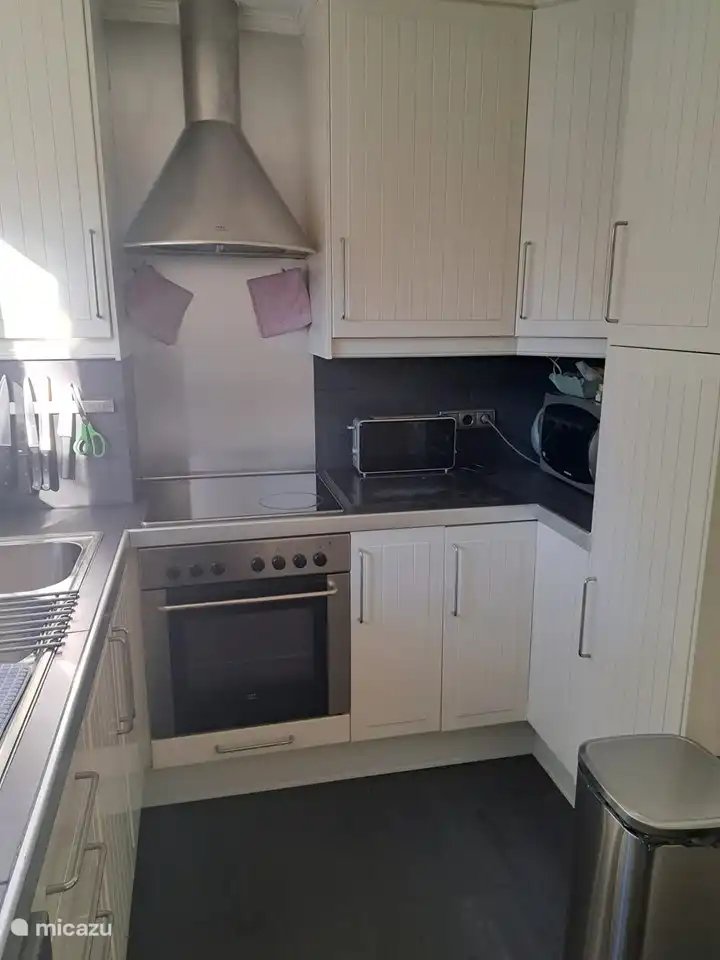 De keuken is goed uitgerust en aangenaam. Elektrisch koken, airfryer, magnetron, diverse koffiezetapparaten, mixer, blender. Het is er allemaal!