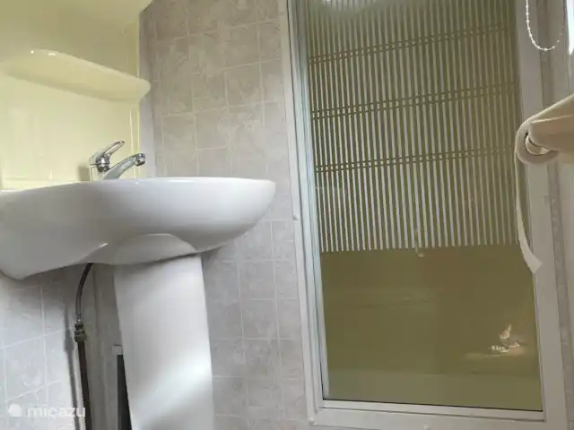 stacaravan huren in Nederland, Overijssel, Rheezerveen – Havik 90 - Camping de Klimberg Badkamer