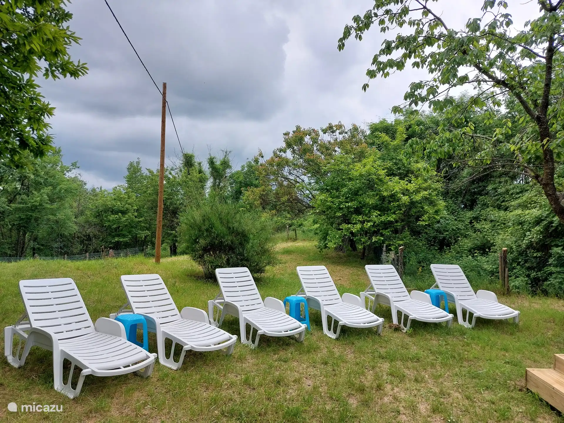 6 transats confortables au bord de la piscine 