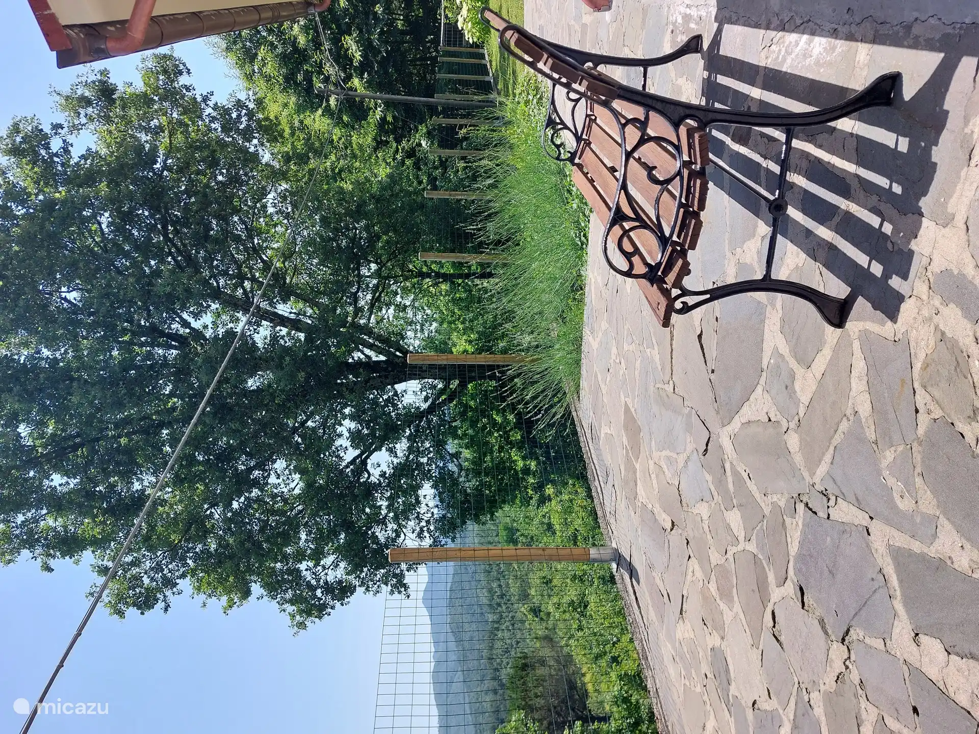 Banc derrière la maison