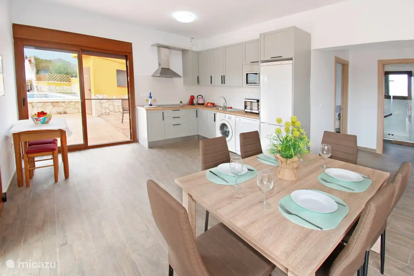 Das Wohnzimmer verfügt über mehrere große Terrassentüren zur Terrasse.